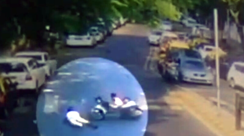 मुंबई: स्कूटी सवार तीन युवकों ने ट्रैफिक कांस्टेबल पर चढ़ाई स्कूटी, गिरफ्ता