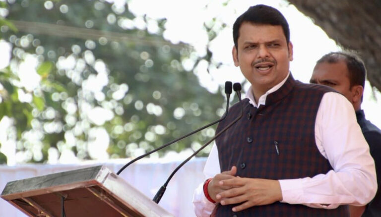 देवेंद्र फडणवीस का तंज- मुंबई के मातोश्री से नहीं, 'दिल्ली के मातोश्री' से चलेगी उद्धव ठाकरे सरकार