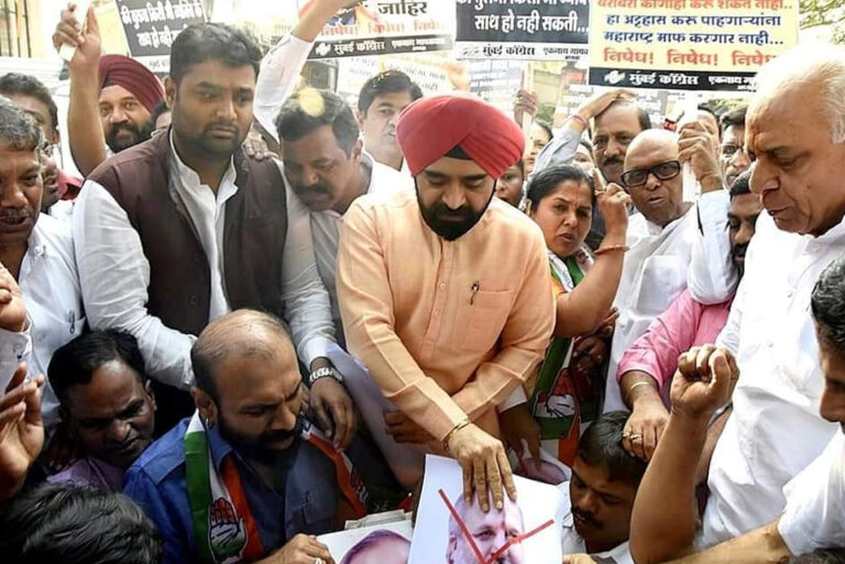 पीएम मोदी की शिवाजी से तुलना, मुंबई कांग्रेस का बीजेपी के खिलाफ प्रदर्शन.