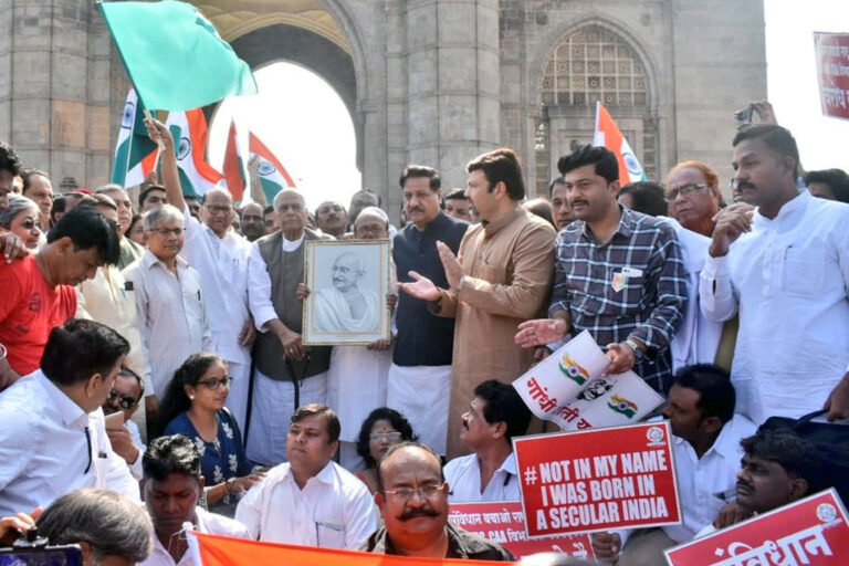 मुंबई में नागरिकता संशोधन कानून के खिलाफ सड़क पर उतरे शरद पवार और यशवंत सिन्‍हा