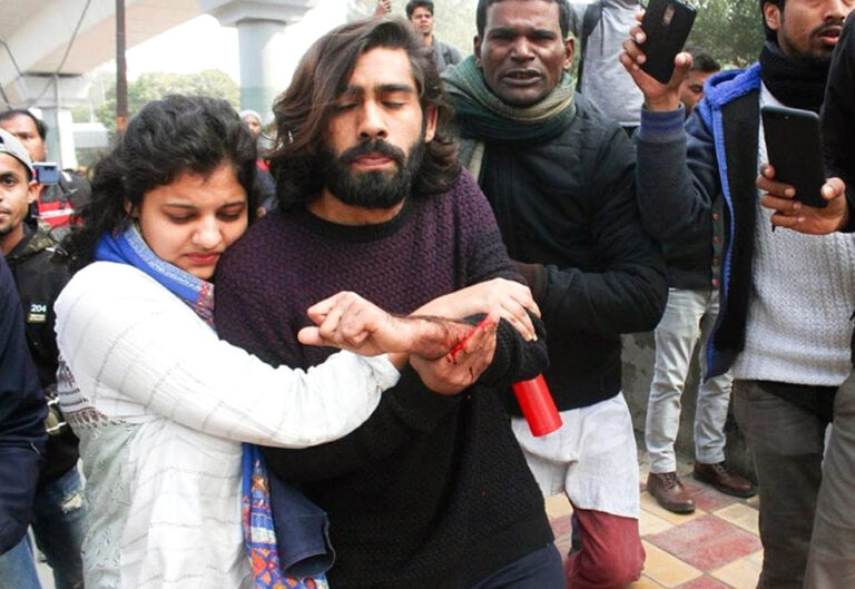 जामिया गोलीकांड: ओवैसी बोले- कपड़ों से करो पहचान पीएमओ, प्रियंका गांधी बोलीं- बीजेपी नेता उकसाएंगे तो यही होगा...