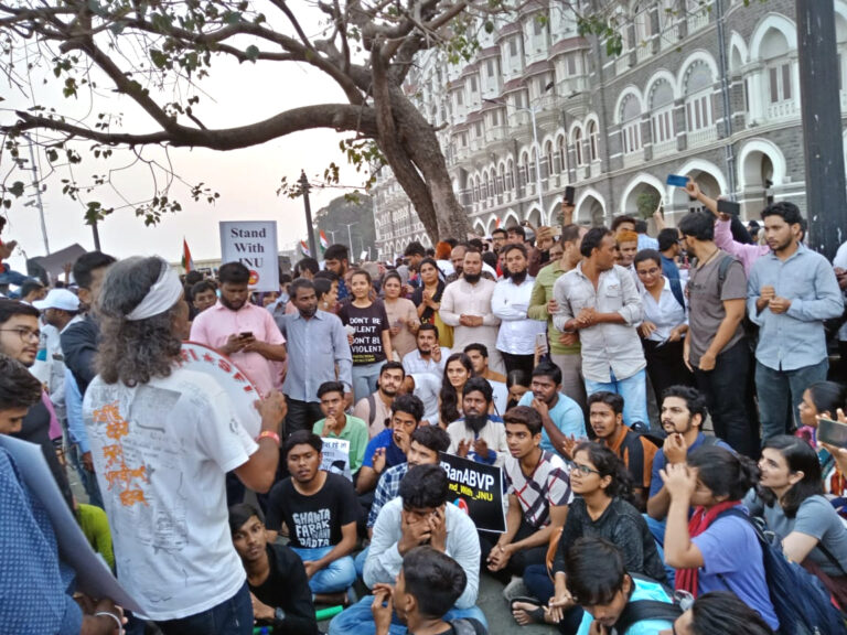 मुंबई में जेएनयू हिंसा के खिलाफ विरोध-प्रदर्शन...