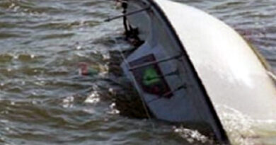 समुद्र में नाव पलटने से एक की मौत, 5 को बचाया गया
