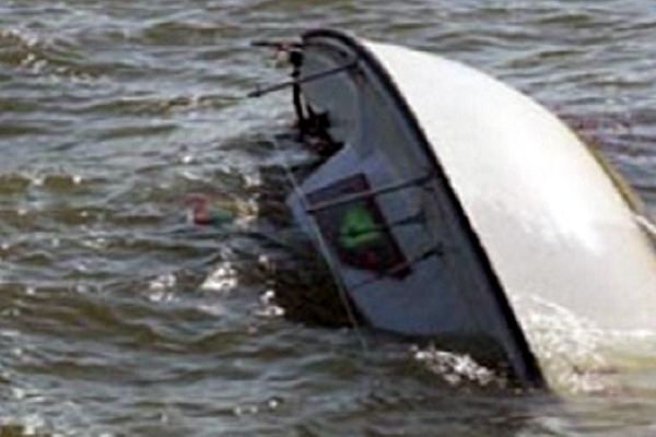 समुद्र में नाव पलटने से एक की मौत, 5 को बचाया गया