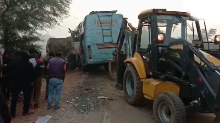 रीवा में खड़े ट्रक से टकराई बस, हादसे में 15 लोगों की मौत!