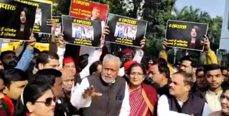 UP: समाजवादी पार्टी ने अपने कार्यकर्ताओं को दिखाई फिल्म 'छपाक'