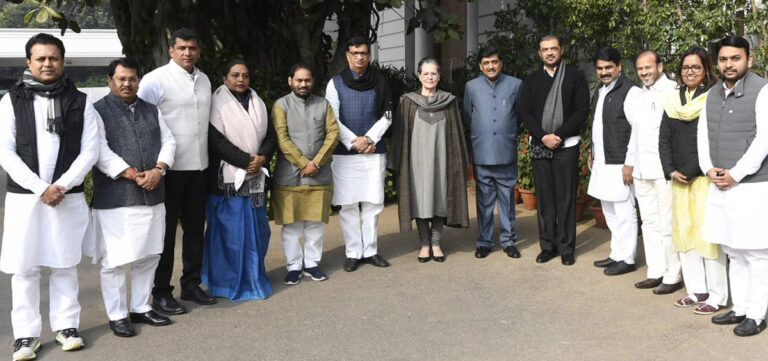 महाराष्ट्र: कांग्रेस के मंत्रियों ने की सोनिया गांधी व राहुल से मुलाकात