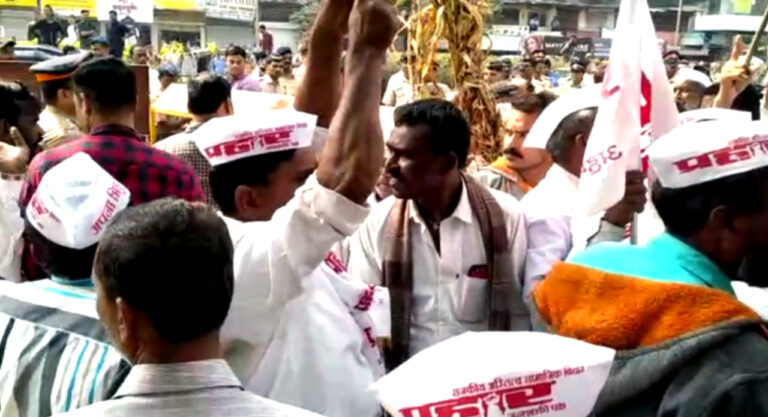 मुंबई: बीमा कंपनी के खिलाफ राज्यमंत्री बच्चू कडू का 'प्रहार'