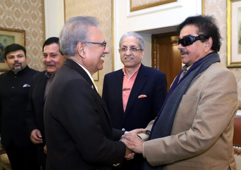 सिद्धू के बाद अब कांग्रेस के शत्रुघ्न पहुंचे पाक, राष्ट्रपति आरिफ अल्वी से मिलाते दिखे हाथ