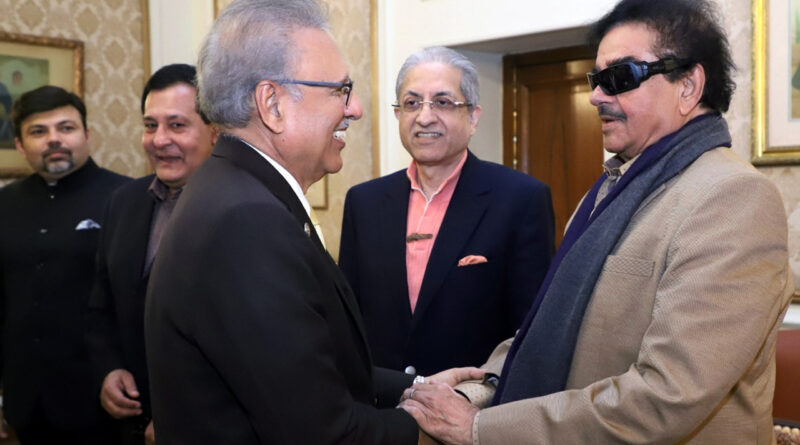 सिद्धू के बाद अब कांग्रेस के शत्रुघ्न पहुंचे पाक, राष्ट्रपति आरिफ अल्वी से मिलाते दिखे हाथ