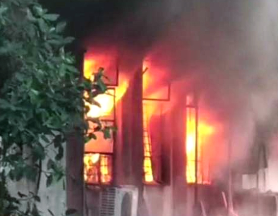 भिवंडी की डाइंग कंपनी में आग, तीन मंजिला इमारत का एक हिस्सा गिरने से दमकलकर्मी घायल