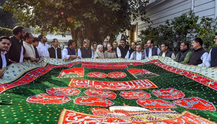 सोनिया गांधी ने अजमेर शरीफ के लिए चादर भेंट की