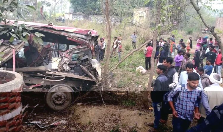 UP: रोडवेज बस ट्रक से टकराई दो लोगों की मौत, 15 घायल