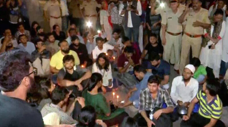 दिल्ली हिंसा के खिलाफ मुंबई में प्रदर्शन...