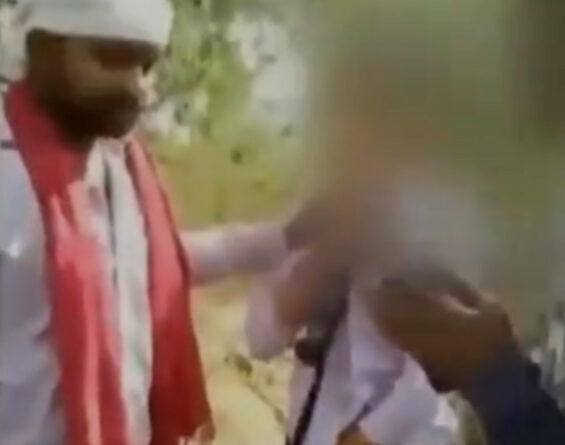 बुलढाणा में प्रेमी युगल के साथ मारपीट का वीडियो वायरल, लड़की से जबरदस्ती मोबाइल नंबर मांग रहे थे बदमाश