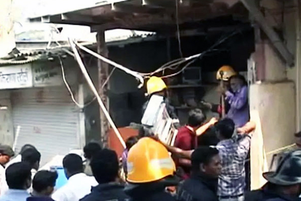 मुंबई: सिलेंडर में विस्फोट के बाद लगी आग, नौ झुलसे