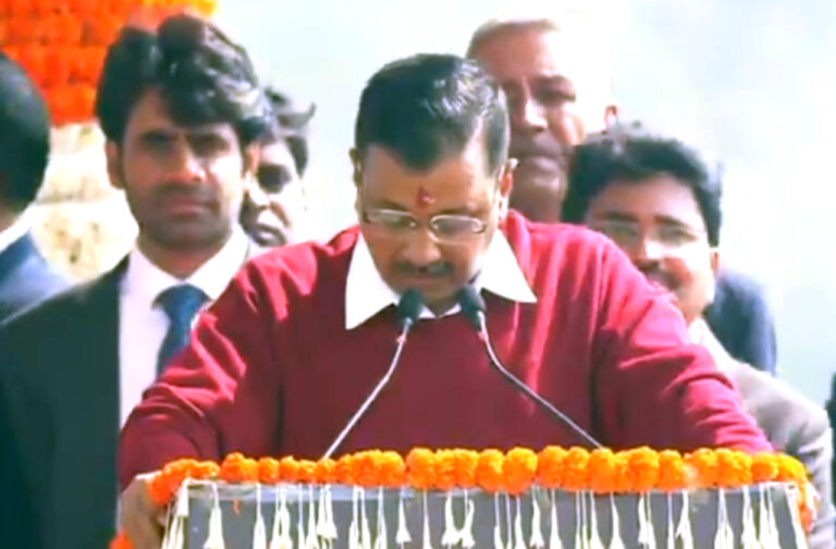 CM की शपथ लेते ही 'फ्री' के सवाल पर केजरीवाल का मुंहतोड़ जवाब, कहा- मरीजों से पैसे लूं तो मुझ पर लानत