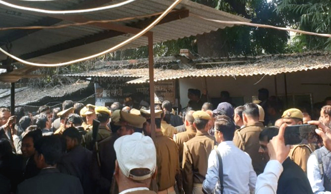 लखनऊ: वजीरगंज कचहरी में देसी बम से हमला, कई वकील जख्मी, अस्पताल में भर्ती