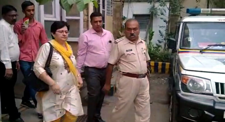 मुंबई पुलिस ने उर्वशी चूड़ावाला पर देशद्रोह का मामला दर्ज किया
