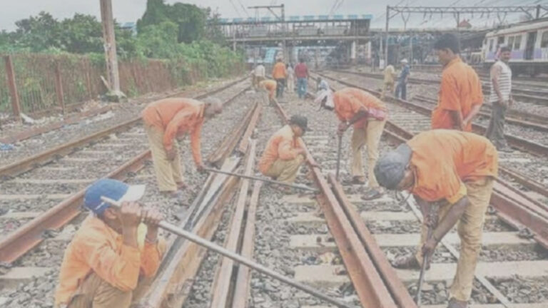 मुंबई: लाकडाउन के नियमों का खुला उलंघन, भेड़-बकरियों की तरह काम कर रहे हैं रेलवे के मजदूर