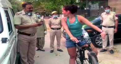 बिना मास्क के सैर पर निकली विदेशी लड़की, पुलिस ने रोका तो किया बवाल