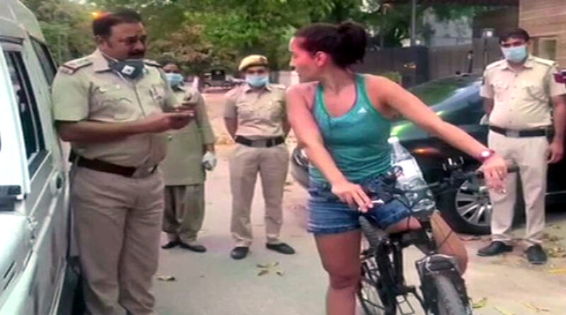 बिना मास्क के सैर पर निकली विदेशी लड़की, पुलिस ने रोका तो किया बवाल