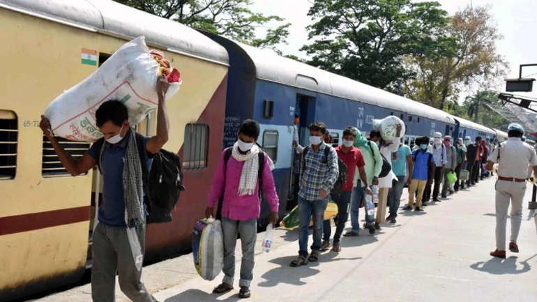 प्रवासी मजदूरों से किराया वसूलने के मुद्दे पर रेलवे का जवाब- प्रवासी मजदूरों को कोई टिकट नहीं बेचा, राज्य सरकारों से वसूला केवल मानक किराया