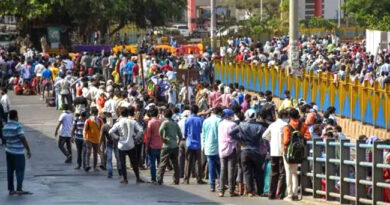मुंबई: बांद्रा स्टेशन के बाहर एक बार फिर जुटे हजारों की संख्या में प्रवासी मजदूर