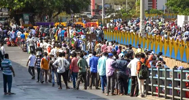 मुंबई: बांद्रा स्टेशन के बाहर एक बार फिर जुटे हजारों की संख्या में प्रवासी मजदूर