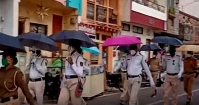 पुलिस का अनूठा आइडिया- सोशल डिस्टेंसिंग के लिए निकाला 'छाता मार्च'