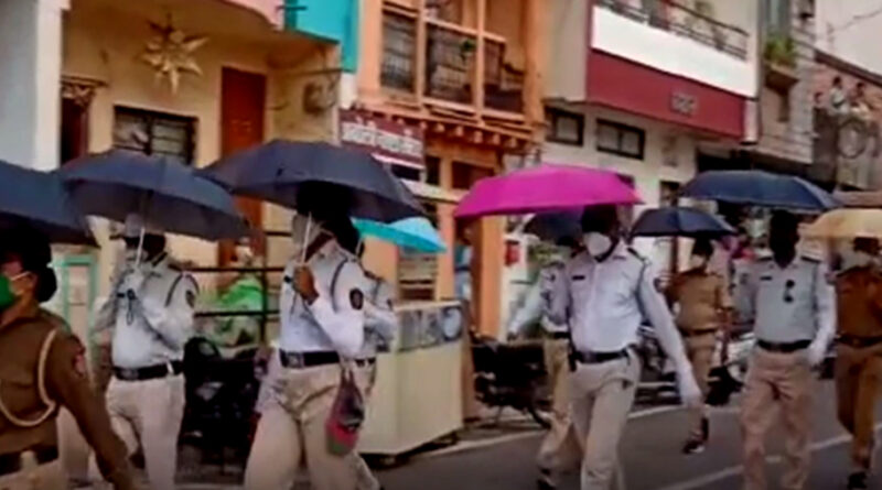 पुलिस का अनूठा आइडिया- सोशल डिस्टेंसिंग के लिए निकाला 'छाता मार्च'