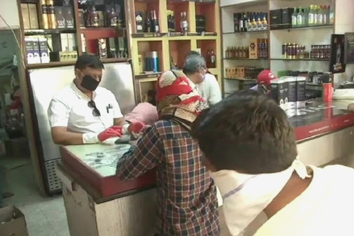 नागपुर में खुली शराब की दुकानें, खरीदने के लिये लंबी कतारों में लगे मदिरा प्रेमी