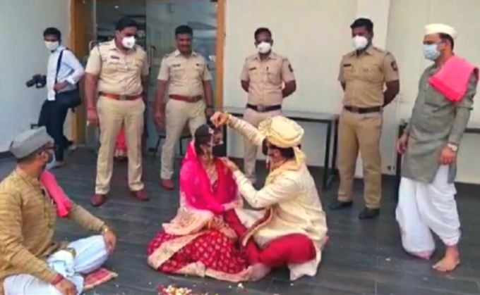 पुणे: लॉकडाउन के चलते पुलिसवालों ने करवाई शादी