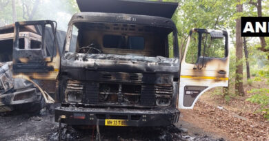 महाराष्ट्र: गढ़चिरौली में नक्सलियों ने महिला नक्सली की मौत के विरोध में 4 ट्रकों में लगाई आग