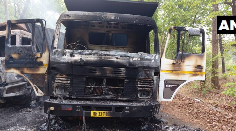 महाराष्ट्र: गढ़चिरौली में नक्सलियों ने महिला नक्सली की मौत के विरोध में 4 ट्रकों में लगाई आग
