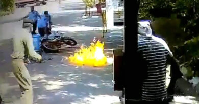 बाइक को सेनेटाइज करवा रहा था शख्स...अचानक लगी आग और फिर देखिए क्या हुआ!
