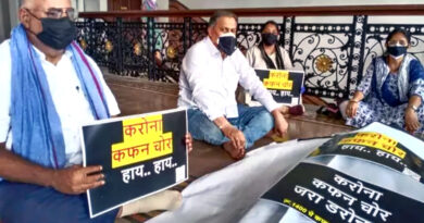 मुंबई: डेडबॉडी बैग्स पहन धरने पर बैठे बीजेपी नगरसेवकों का आरोप-शिवसेना 'कोरोना कफन चोर'