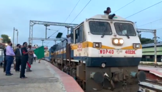 आज से शुरु हुईं 200 यात्री ट्रेनें, पहली गाड़ी मुंबई के CSTM से रवाना हुई