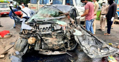महाराष्ट्र सड़क हादसा: कार-ट्रक की भिड़ंत में 4 की मौत, 3 की हालत गंभीर