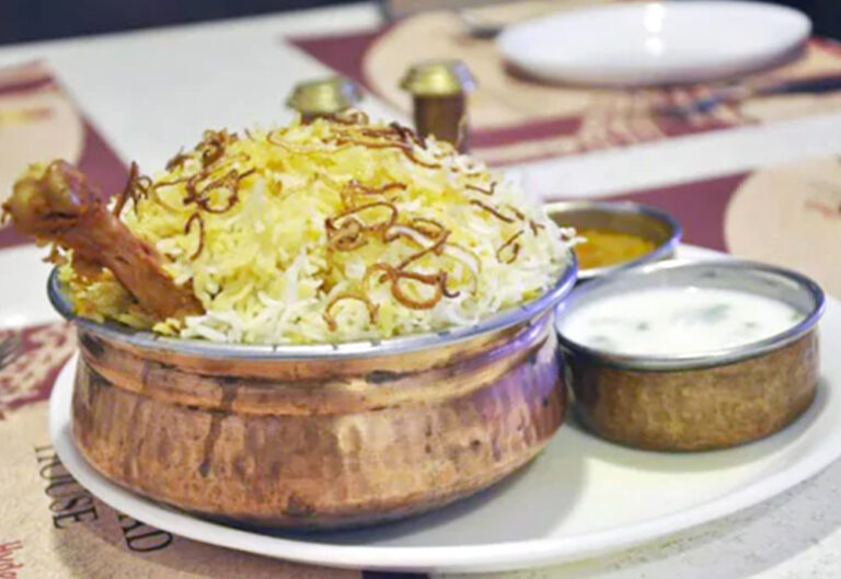 पुणे के रेस्टोरेंट ने 'हैदराबादी बिरयानी' को लेकर लिखा कुछ ऐसा- सोशल मीडिया पर छिड़ी जंग