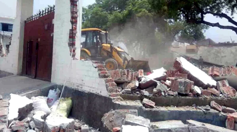 कानपुर: ढहाया गया कुख्यात अपराधी विकास दुबे का अवैध मकान, प्रशासन ने की कार्रवाई
