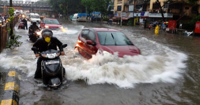 मुंबई में विनाशकारी बारिश का कहर, रेड अलर्ट जारी, बारिश में डूबे कई इलाके!
