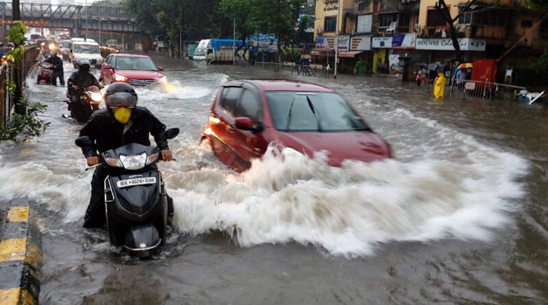 मुंबई में विनाशकारी बारिश का कहर, रेड अलर्ट जारी, बारिश में डूबे कई इलाके!