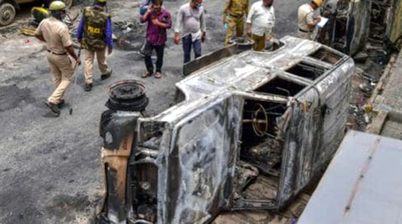 UP: ग्राम प्रधान की हत्या से सुलगा आजमगढ़, भीड़ ने पुलिस चौकी समेत कई वाहन फूंके!
