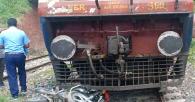 वाराणसी: कज्जाकपुरा ओवर ब्रिज के नीचे बाइक ट्रेन के नीचे आई, बाइक सवार मौके से फरार