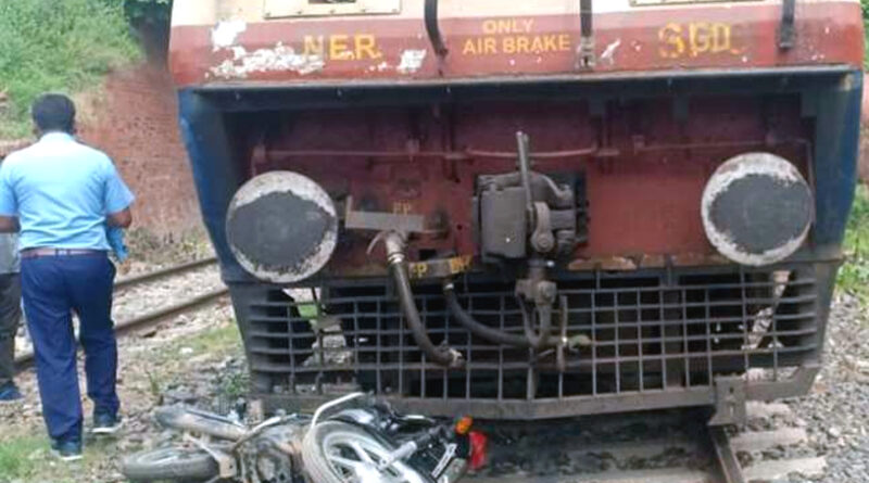वाराणसी: कज्जाकपुरा ओवर ब्रिज के नीचे बाइक ट्रेन के नीचे आई, बाइक सवार मौके से फरार