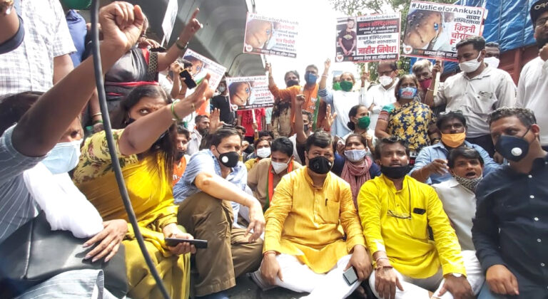 सायन अस्पताल में शव की अदला-बदली को लेकर भाजपा का प्रदर्शन