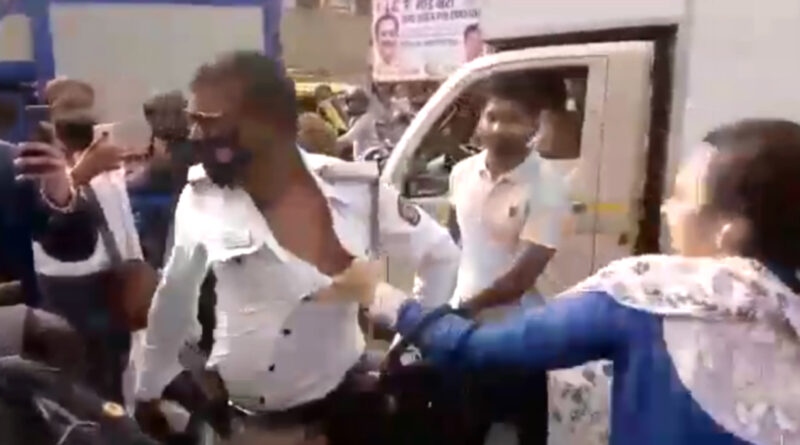 मुंबई: बिना हेलमेट जा रही महिला को ट्रैफिक पुलिसकर्मी ने रोका तो की मारपीट!