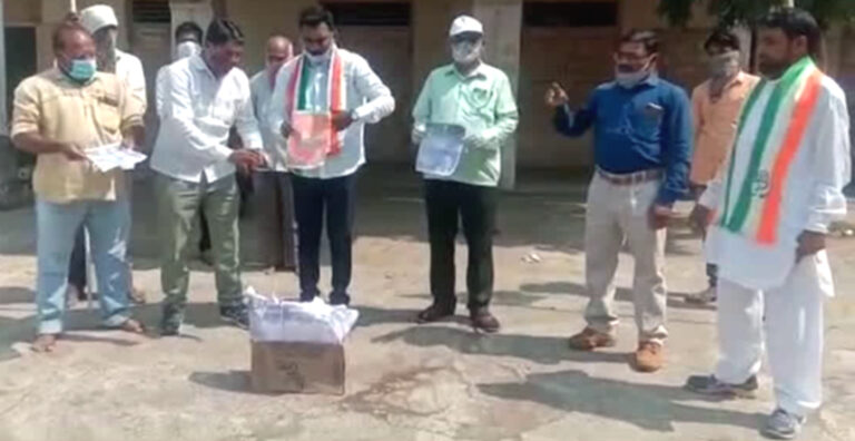 'तुम मुझे वोट दो मैं तुम्हें वैक्सीन दूंगा' भाजपा के इस वाक्य पर महाराष्ट्र में विरोध प्रदर्शन