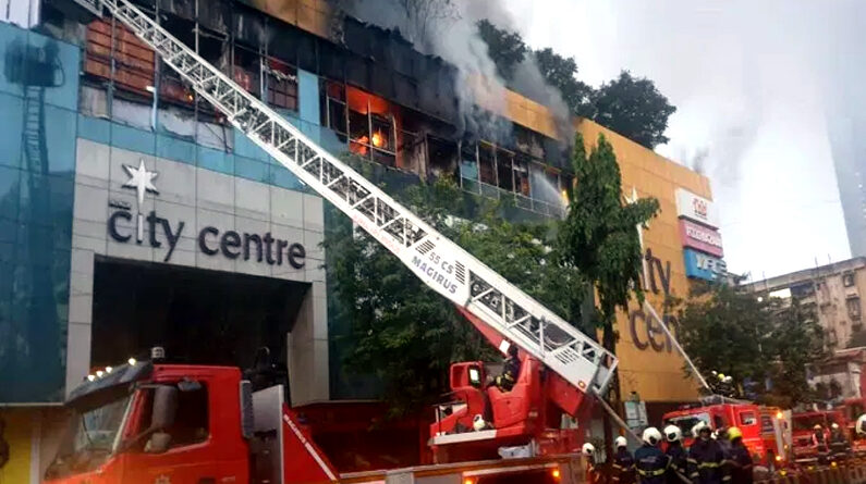 मुंबई के 'सिटी सेंटर मॉल में भीषण आग: 2 दमकलकर्मी घायल, 3500 लोग बाहर निकाले गये